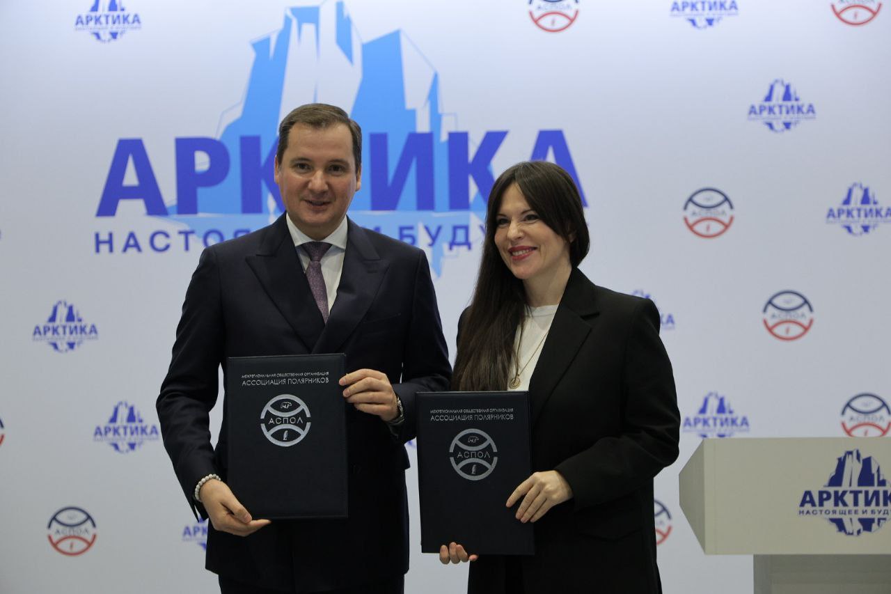 В Архангельской области появится первое в мире арктическое представительство Национального комитета Десятилетия ООН по восстановлению экосистем Это решение закрепляет за нашим регионом особую роль в формировании повестки сохранения и восстановления природы и делает Поморье центром экспертизы для всей Арктики Для реализации этой инициативы на площадке XV Международного форума Арктика настоящее и будущее мы подписали соглашение о сотрудничестве с председателем Национального комитета России Еленой Шаройкиной Документ позволяет системно развивать направление которое уже стало ключевой частью региональной стратегии развития За последние годы мы создали прочную основу для такой работы проводим рекультивацию территорий с накопленным ущербом расширяем сеть особо охраняемых природных территорий поддерживаем научные и волонтёрские экспедиции внедряем элементы цикличной экономики Но дальнейшее движение требует интеграции международной экспертизы новых инструментов и устойчивых партнёрств Сотрудничество с Национальным комитетом Десятилетия ООН позволит объединить усилия и вывести природовосстановительные проекты в Арктике на качественно новый уровень