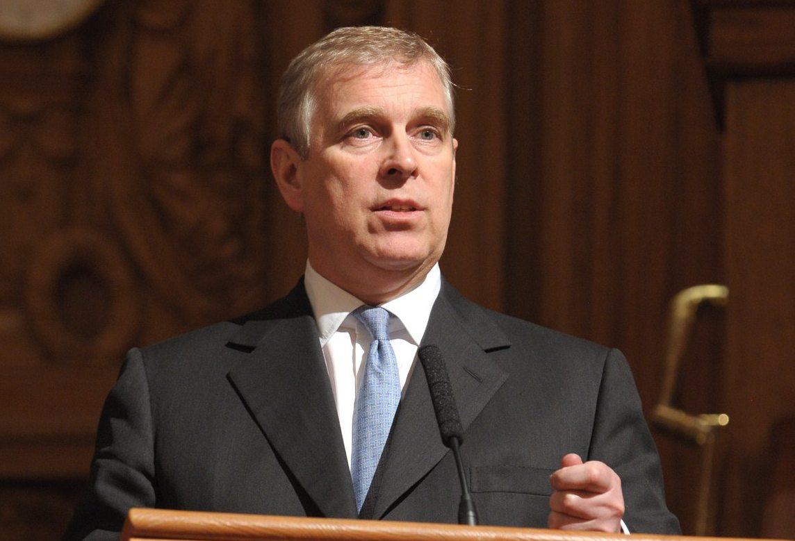 Карл III окончательно отрезал брата от королевской семьи Принца Эндрю лишили его последних титулов Sky News пишет что брат короля больше не имеет ни ордена Подвязки ни Королевского викторианского ордена Почета Фактически это попытка короля убрать брата подальше от дворцовых дел все из за давних связей Эндрю с миллиардером Джеффри Эпштейном   Подпишитесь на Абзац TG VK Дзен MAX Rutube