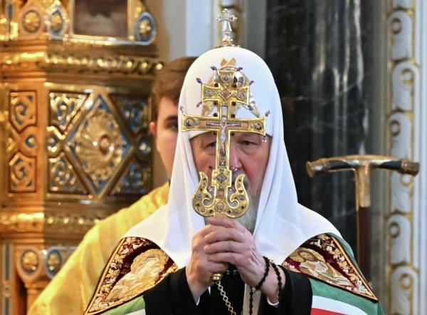 Патриарх Кирилл призвал верующих не молиться о повышении зарплаты и покупке дома Предстоятель РПЦ сказал об этом во время проповеди в храме Христа Спасителя на Сретение Не надо молиться о чём то таком что просто неправильно исполнить увеличь зарплату помоги стать начальником помоги купить дом машину помоги съездить в отпуск не получится на такие просьбы небо не отвечает сказал патриарх Московский и всея Руси Священнослужитель добавил что бога можно просить обо всём что касается жизни веры отношений с близкими При этом во время молитвы нельзя сомневаться Подписаться на Говорит Москва Telegram VK MAX