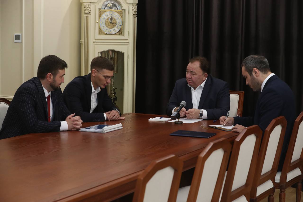 Встретился с начальником управления по работе с Северо-Кавказским федеральным округом АНО «Диалог Регионы» Артёмом Павленко, руководителем ЦУР Ингушетии Берсом Банхаевым и главой администрации Главы и Правительства Анзором Мархиевым. Обсудили работу ЦУР по цифровой трансформации государственных управленческих процессов и определили дальнейшие планы совместной деятельности, направленной на повышение эффективности обратной связи и информирования населения. Для этого планируем запустить в республике проект Муниципальных центров управления МЦУ . Создание МЦУ позволит усилить информационную работу на местном, самом приближенном к людям, уровне. Оперативный мониторинг и быстрое реагирование на возникающие проблемы позволят минимизировать риск возникновения социально-политических угроз и не допустить эскалации в кризисных ситуациях. Как подчеркнул начальник управления по работе с СКФО АНО «Диалог Регионы» Артём Павленко, около трети всех онлайн-обращений в Ингушетии относятся к муниципальному уровню. МЦУ усилят работу с цифровой обратной связью, обеспечат глав муниципалитетов аналитическими данными для принятия более эффективных решений, улучшат контроль за исполнением запросов жителей и повысят уровень информирования о работе местных администраций. ЦУР Ингушетии уже ведет системную подготовку к запуску проекта МЦУ. Мы поддержали инициативу и приступили к проработке организационных и технических вопросов. В ближайшее время будет подготовлен план мероприятий по запуску МЦУ и распределению задач между республиканскими и муниципальными структурами. Муниципальные центры управления станут важным инструментом, чтобы обращения жителей находили эффективное решение.