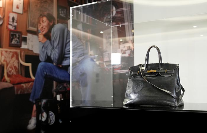 В Париже сумку Hermès Джейн Биркин продали на аукционе Sotheby s за рекордную сумму — 8,6 млн евро. Это рекордная сумма для дамской сумочки. Фото: Edward Berthelot/Getty Images