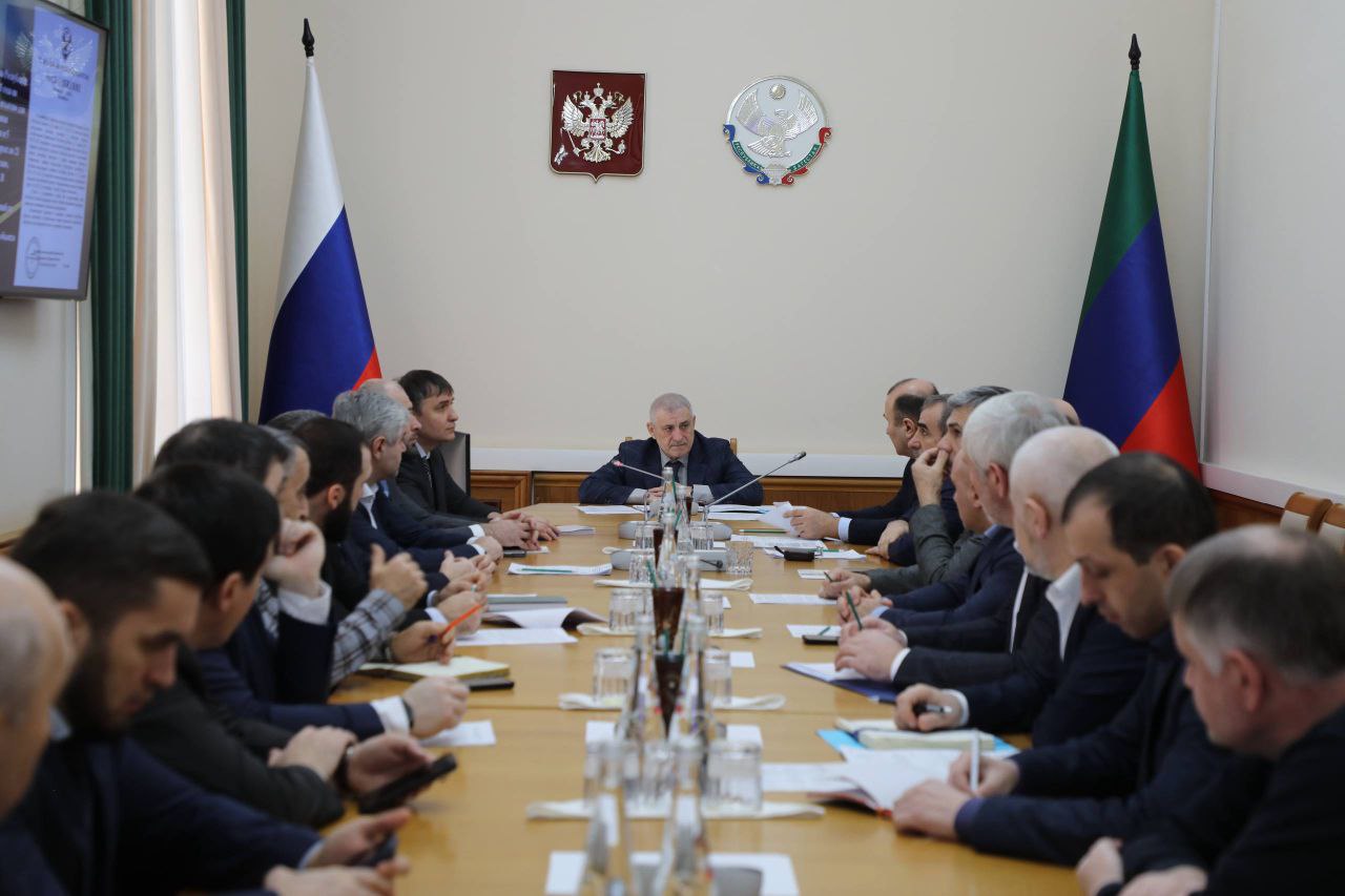 Строительство подъездной автомобильной дороги к Махачкалинскому МТП обойдется в 8 9 млрд рублей Об этом шла речь в ходе заседания межведомственной рабочей группы сообщает пресс служба правительства Республики Дагестан Напомним протяженность дороги составит 6 2 км а ширина проезжей части 14 5 м В состав проекта входит два путепровода подпорные стены и надземный пешеходный переход Дорога начинается на 16 км автотрассы Кавказ Шамхал Красноармейское и заканчивается у примыкания к улице Мирзабекова в Махачкале Окончание проекта запланировано на конец 2026 года Строительно монтажные работы осуществляются в две стадии подрядной организацией ООО Дорсервис 09 Проект призван обеспечить прямые транспортные связи с единственным незамерзающим глубоководным портом России на Каспии и улучшить сообщение с государствами Средней Азии и Закавказья Строительство объекта обеспечит круглосуточное движение транспортных средств в Махачкалинский морской торговый порт который служит ключевым связующим звеном маршрута коридора Север Юг разгрузит улично дорожную сеть столицы региона от транзитного и грузового транспорта