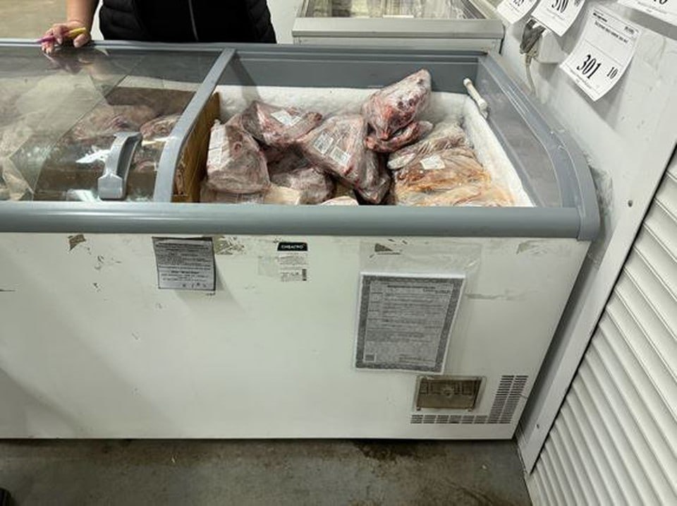 В Красноярске сеть дискаунтеров Светофор оштрафовали на 700 тысяч рублей за продукты с истекшим сроком годности и без маркировки Как рассказали в региональном Россельхознадзоре нарушения специалисты обнаружили во время внеплановой выездной проверки В итоге юридическое лицо компанию Торгсервис 124 привлекли к административной ответственности и назначили наказание в виде штрафа Решение принял краевой Арбитражный суд Управление Россельхознадзора по Красноярскому краю Подписаться на kpkrsk