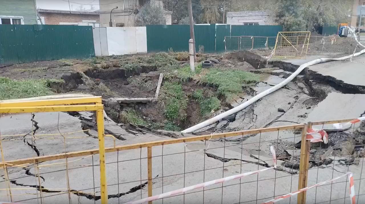 Омск в опасности в Старом Кировске образовалась огромная яма В Старом Кировске произошел очередной обвал грунта на улице Карпинского который вызвал вопросы у местных жителей о сроках ремонта и финансировании работ Видео с обвалом появилось в группе АПАСНЫЙ СТАРЫЙ КИРОВСК В очередной раз разверзлись хляби старокировские и еще один огромнейший провал организовался на улице Карпинского и вопросов больше чем ответов отметил омич Кроме того автор видео подчеркнул что ждет разъяснений от Кировской администрации и задается вопросами о дальнейшей судьбе провала останется ли он до зимы оплачены ли работы проинформированы ли сотрудники подготовлена ли проектно сметная документация и выделены ли средства на устранение проблемы Подробный ответ водоканала о деталях ситуации и сроках ремонта в материале