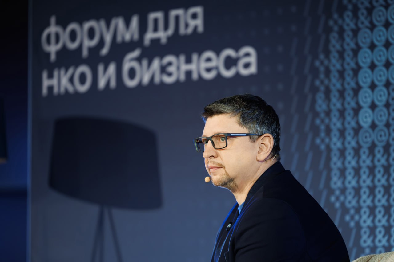 Авито перечислил на социальные проекты порядка 2 млрд рублей рассказал управляющий партнёр компании Сергей Пивень на форуме Технологии Добра в Москве Философия Авито в том чтобы умножать помощь Своим функционированием Авито выполняет социальную роль В частности наши пользователи сэкономили около 72 млрд рублей на покупке детских товаров через платформу за три года Также мы работаем с 30 фондами и НКО и создали удобную инфраструктуру для целевой помощи каждому из них добавил Сергей Пивень По его словам сейчас на платформе работает раздел яПомогаю в который входят все экологические и социальные механики помощь фондам передача инвентаря поисково спасательному отряду ЛизаАлерт поддержка в кризисных ситуациях Например в рамках кампании по бесплатной передаче товаров жителям Курской и Белгородской областей жители этих регионов сэкономили более 500 млн на покупке товаров banksta