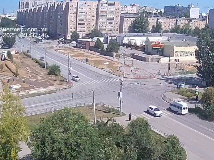 Областные чиновники рассказали о благоустройстве территорий в Волжском Областные чиновники рассказали о благоустройстве трех территорий в Волжском по проекту «Формирование комфортной городской среды». Как рассказали Волжский.ру в комитете ЖКХ, в парке «Волжский» завершили устройство тротуарных дорожек и покрытие спортивных площадок, проложили кабель под опоры освещения и системы видеонаблюдения. В скором времени должны установить две спортивные площадки с мягким покрытием площадью 900 м2, обустроить зону отдыха с теневыми и крытыми перголами, скамейками с навесом, лавочками и урнами. Также обещают высадить саженцы липы, каштанов и акаций. На входе в парк возведут световые арки. Готовность объекта составляет 60%. Подробнее на Волжский.ру: #ВолжскийРу #волжский #vlz