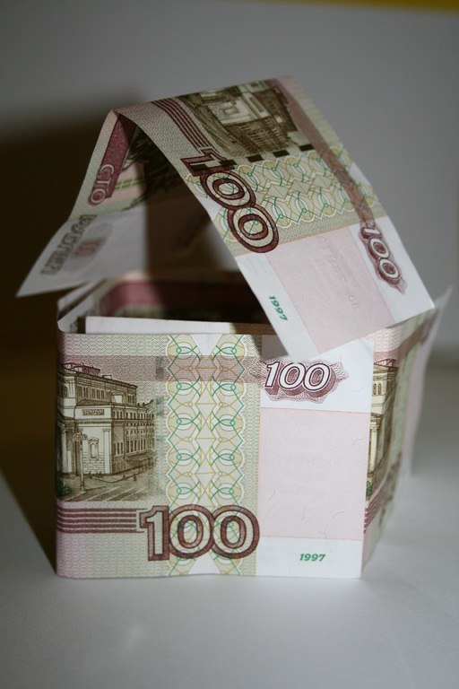 Благовещенец не захотел отдавать найденные 500 тыс. рублей: его обвинили в краже Благовещенский горсуд рассмотрел дело в отношении судимого гражданина. В феврале 2025 года мужчина зашел в магазин, чтобы положить деньги через банкомат, и на полу увидел пачку купюр. Убедившись, что никто не смотрит, он положил деньги в карман и скрылся с места преступления. В пачке было 100 банкнот по 5 тыс. рублей - всего 500 тысяч. «Когда поднял пачку, подумал, что, возможно, это деньги мужчины, стоявшего перед банкоматом, но не стал уточнять. Деньги сразу не потратил, потому что были свои сбережения. Позже испугался, что найдут и обвинят в краже. Тогда решил вернуть их, когда придут полицейские. Если не придут, потратить их позже. Через неделю позвонила мама и сказала, что разыскивает полицейские. Понял, что ищут из-за кражи 500 тыс., и сам позвонил в полицию», - из показаний подсудимого. Учтены были явка с повинной, сотрудничество со следствием, возврат похищенных денег, признание вины и раскаяние в содеянном. Его признали виновным и присоединили к назначенному наказанию часть нового срока ранее мужчину судили за управление автомобилем в состоянии опьянения . Его приговорили к 2 годам лишения свободы условно с испытательным сроком 3 года. Реклама