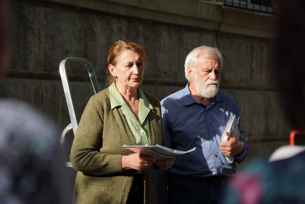 Екатеринбургский Мемориал оштрафовали на 300 тысяч рублей за нарушение требований закона об иностранных агентах Такое решение сегодня вынесла судья Верх Исетского районного суда Екатеринбурга Анастасия Гордина Организацию судили за нарушение порядка деятельности иностранного агента предоставление в Минюст сведений в неполном объеме или в искаженном виде Назначенная сумма минимально возможный штраф для юридических лиц по этой статье максимальный составляет 500 тысяч рублей При этом Минюст составил еще один аналогичный протокол на председателя екатеринбургского отделения Алексея Мосина Его дело рассмотрят в том же суде завтра 30 октября Штраф для него может составить от 100 до 300 тысяч рублей