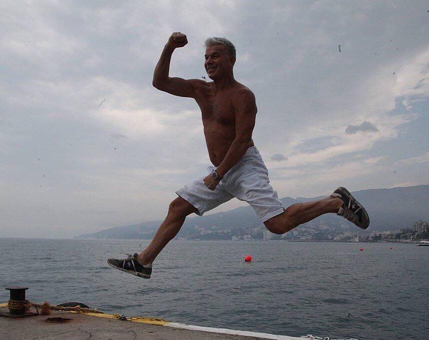 Олегу Газманову врачи запретили выполнять фирменные трюки сальто шпагат и даже тренировки По данным Mash 74 летнему артисту настоятельно рекомендовали отказаться от спорта из за серьёзных проблем с суставами Новости Дня