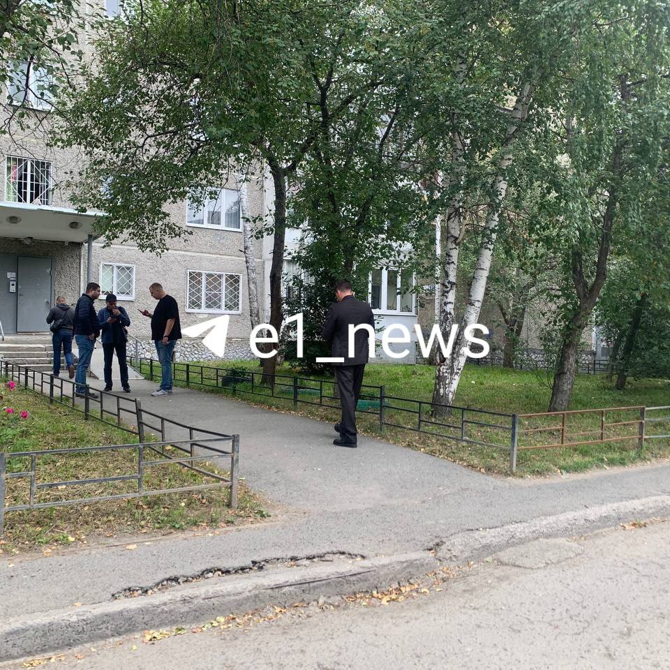 Мать убила себя и двух детей в Екатеринбурге  Трагедия произошла в одной из квартир дома на улице Бардина, пишет портал E1.RU. По предварительным данным, детям 3 и 9 лет. На месте уже работают полицейские, но официальных комментариев нет.   Фото: E1.RU  Новости Екб тут
