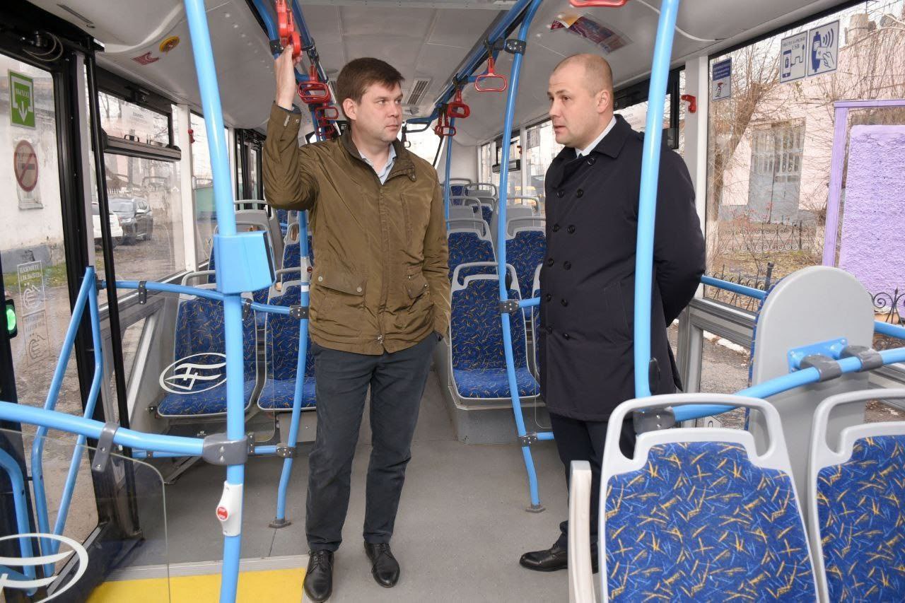 В Оренбурге продолжают испытывать троллейбус Авангард В Оренбурге продолжается тестовая эксплуатация современного низкопольного троллейбуса Авангард который с конца октября работает на маршруте 4 Специалисты проверяют технические параметры машины её поведение на маршруте и соответствие городским требованиям к пассажирскому транспорту Врио главы Оренбурга Альберт Юмадилов провёл рабочую встречу с представителем производителя АО Транс Альфа Он отметил что город продолжает прорабатывать возможность восстановления троллейбусного сообщения По словам Юмадилова Авангард уже получил положительные отзывы от пассажиров и водителей модель выделяется комфортом и манёвренностью Сейчас в городе испытывают два разных троллейбуса и в ближайшее время планируется протестировать ещё технику от двух производителей Одним из преимуществ новых моделей является запас автономного хода позволяющий проходить участки без контактной сети Эксплуатационные свойства подвижного состава также оцениваются в условиях наступившего холодного сезона