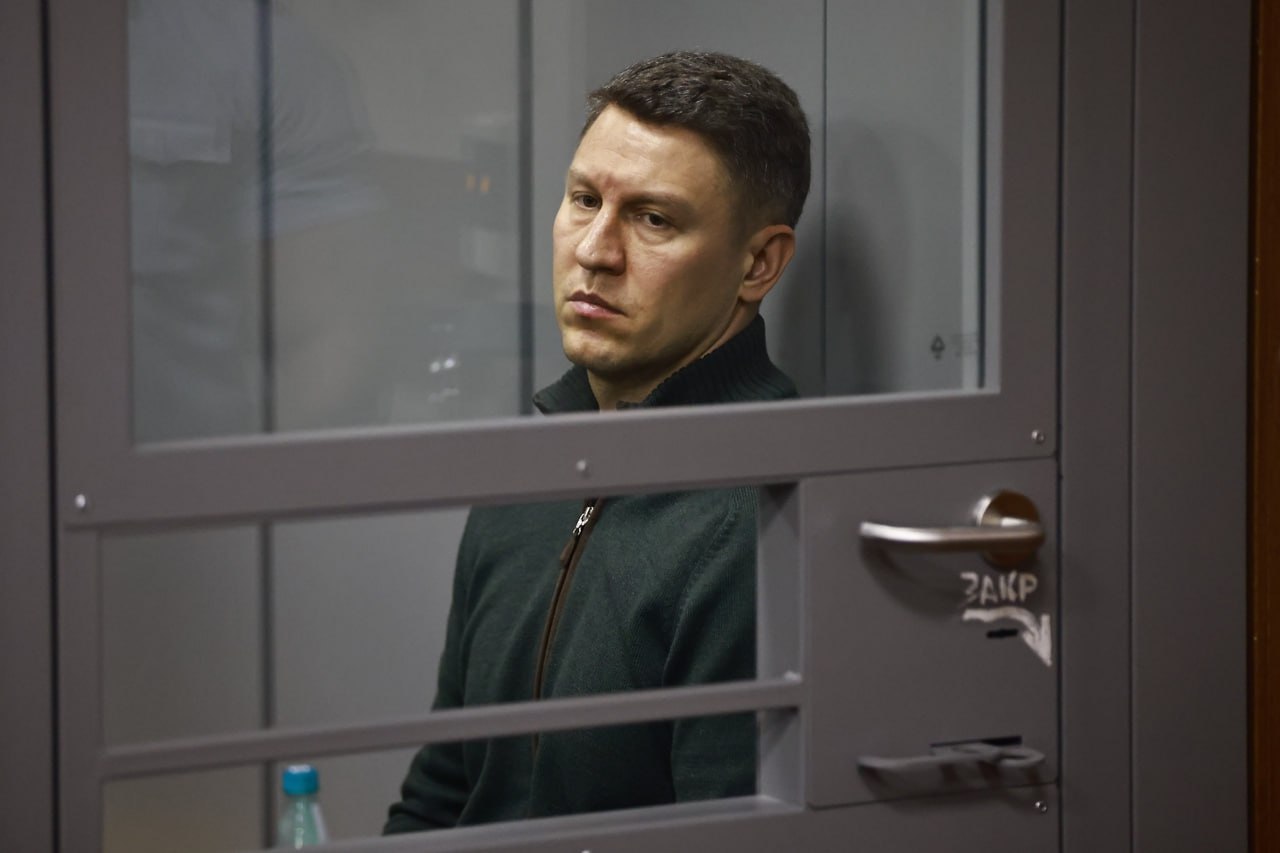 Суд взыскал с экс-главы КирМоса Сергея Миронова и его семьи более 437 миллионов рублей   Прокуратура Татарстана установила, что расходы по покупке недвижимости семьи бывшего чиновника не соответствуют заявленным доходам. Сергей Миронов зарегистрировал на себя и своих близких 45 объектов недвижимости, а также продал 8 объектов и получал деньги от сдачи в аренду нежилых помещений.          В связи с этим прокуратура обратилась с исковым заявлением в суд об обращении в доход Российской Федерации 45 объектов недвижимости, взыскании эквивалентной стоимости восьми отчужденных объектов недвижимости, а также дохода, полученного в качестве арендной платы за нежилые помещения, на общую сумму свыше 437 млн рублей, — сообщили в прокуратуре.    Подписаться на «Вечерку»