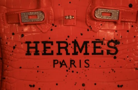 Hermès обвиняют в слежке за своими клиентами Французское издание Glitz сообщило что сотрудники люксового бренда Hermès собирают информацию о потенциальных покупателях чтобы решить достойны ли они приобрести культовую сумку Birkin Они ищут в соцсетях данные о клиентах анализируют их адреса и проверяют не выставляют ли они ранее купленные сумки на продажу По словам издания консультанты оценивают статус клиента по часам например Audemars Piguet или Richard Mille считаются признаком хорошего вкуса а броские Rolex могут вызвать недоверие Перед возможной покупкой Birkin постоянным клиентам рекомендуется потратить на другие товары Hermès около 200 000 долларов Каждый новый клиент автоматически становится подозреваемым приводит издание слова одного из продавцов консультантов Клиенты бренда подтверждают что для получения сумки важно выстроить отношения с продавцом Для того чтобы получить сумку тебе нужно как не банально иметь хорошие отношения с продавцом это практически 70 успеха рассказала Бизнес ФМ клиент Hermès Татьяна Важно постоянно приходить общаться И конечно же всё зависит от того где ты покупаешь эту сумку В марте 2024 года Hermès уже становился фигурантом антимонопольного иска где отрицал наличие правила предварительных покупок Суд тогда отклонил жалобу из за недостатка доказательств Новое расследование может вновь привлечь внимание регуляторов Подписывайтесь на BFM И в MAX
