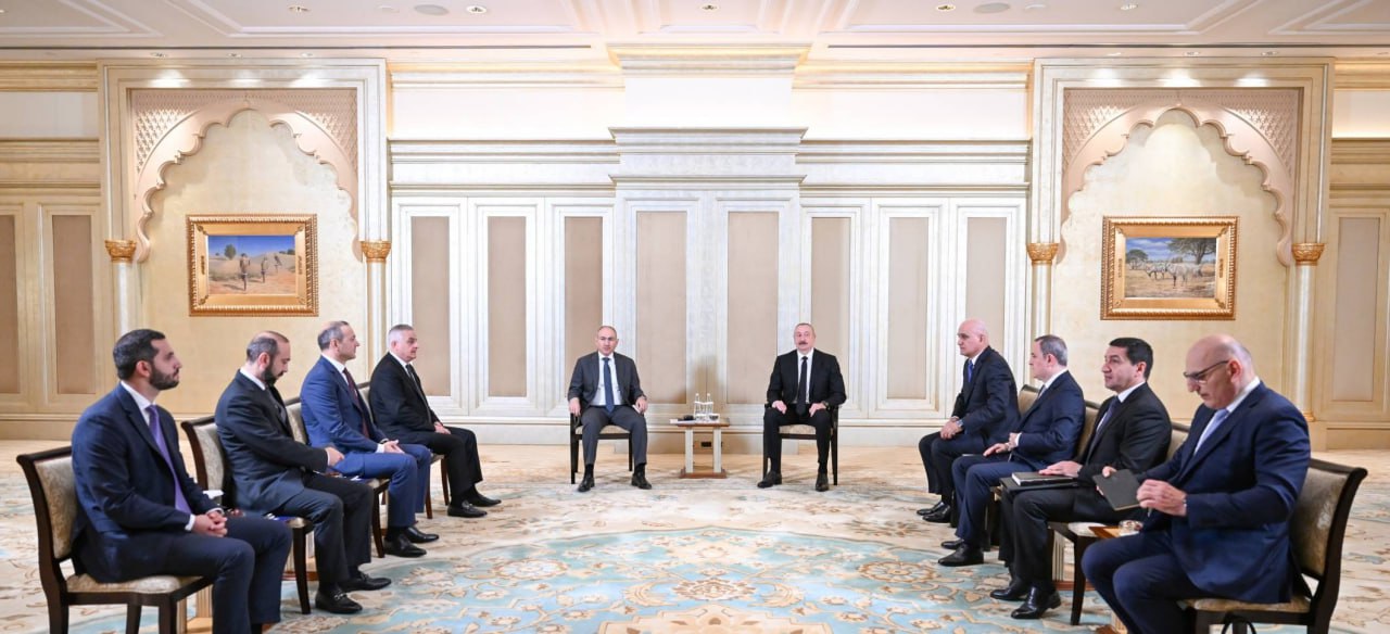 В Абу-Даби началась встреча президента Азербайджана Ильхама Алиева и премьер-министра Армении Никола Пашиняна. Об этом сообщает пресс-служба президента Азербайджанской Республики в четверг, 10 июля. Соответствующую информацию подтвердила также пресс-секретарь главы армянского правительства Назели Багдасарян. Встреча лидеров проходит в рамках мирного процесса между Арменией и Азербайджаном. 24/7 в сутки с Агентством «Анадолу»