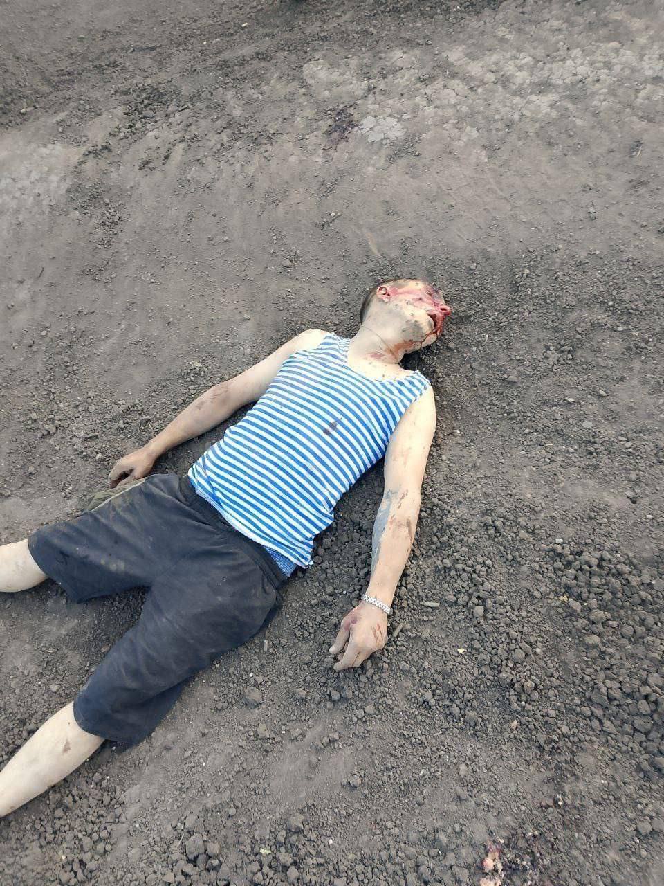 В Луганской области несколько дезертиров из рядов Вооруженных сил Российской Федерации убили командира взвода военной полиции и двух подчиненных Событие произошло в 30 км от фронта у села Нижняя Дуванка. Убийцы успешно скрылись. Военная прокуратура возбудила уголовное дело Подписаться Прислать новость