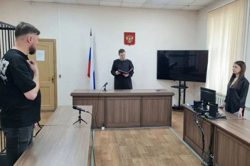 Благовещенцу вынесли приговор за призывы к насилию по национальному и религиозному признакам Молодой мужчина оставил в открытом чате в мессенджере два негативных комментария с призывами к насилию против определенных групп людей включая убийство Во время следствия благовещенец признал вину раскаялся и помогал раскрыть преступление Всё это стало для него смягчающими обстоятельствами но избежать ответственности ему не удалось Городской суд приговорил мужчину к 1 году и 3 месяцам лишения свободы условно с испытательным сроком 1 5 года Также ему запрещено размещать обращения и иные материалы в сетях общего пользования включая интернет на 1 5 года Подписаться Мы в МАКС