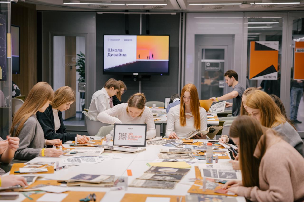 Центральный университет открыл бакалавриат Школы дизайна ранее в вузе была открыта магистратура по этому направлению Университет будет готовить дизайнеров с компетенциями в области бизнеса и технологий включая ИИ инструменты Программу обучения разработали практикующие эксперты индустрии которые будут и преподавателями Основную специальность как и на других образовательных направлениях Центрального университета студенты выберут только после первого года обучения графический продуктовый или промышленный дизайн Новая программа позиционируется как способ подготовки специалистов уровня middle готовых к работе в IT компаниях и креативных агентствах так как обучение строится на практико ориентированном подходе с первого курса banksta