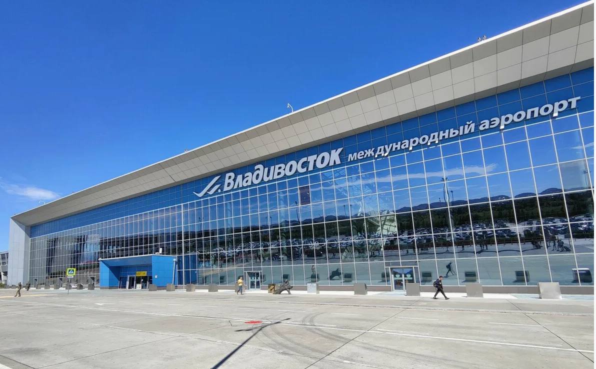 Международный аэропорт Владивосток примет участие в деловой программе федерального форума День Арендатора Дальний Восток 2 0 Аэропорт берет истоки в 1931 году начинал как аэродром Кневичи сегодня это современный узел с двумя ВПП и статусом хаба для ключевых дальневосточных перевозчиков За 2024 год обслужено 2 97 млн пассажиров плюс 17 процентов к предыдущему году полеты выполнялись по 23 направлениям В 2025 динамика сохраняется за январь июль перевезено более 1 8 млн человек в июле пассажиропоток достиг 360 тысяч особенно выросли рейсы на Екатеринбург Якутск и Благовещенск На стороне грузов аэропорт традиционно силен в 2021 обработано свыше 31 5 тыс тонн грузов и почты показатель остается ориентиром для дальнейшего наращивания логистических сервисов Коммерческая часть терминала работает как полноценный городской пассажеприемник в здании около 47 500 кв м из них 6 200 кв м занимают торговые и сервисные зоны пропускная способность 1 360 пассажиров в час удобная навигация витрины местных брендов и проверенные федеральные сети Присоединяйтесь во Владивостоке 25 26 сентября Владивосток ул Корабельная Набережная 10 Vladivistok Grand Hotel Spa 25 26 сентября 2025 Регистрация   arendaday ru Стать спикером или партнером no mall expert ru