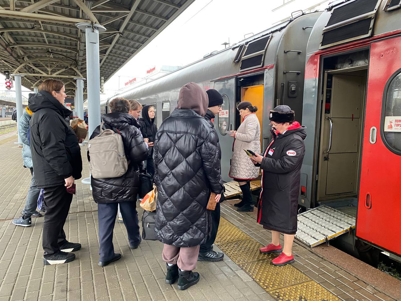 Положительная динамика в пассажирских перевозках Перевозки пассажиров поездами дальнего следования и пригородного сообщения на Горьковской железной дороге выросли на 0 7 в январе ноябре 2025 года За этот период отправлены почти 37 млн пассажиров в том числе 28 4 млн в пригородном сообщении 0 9 более 8 5 млн в дальнем следовании 0 1