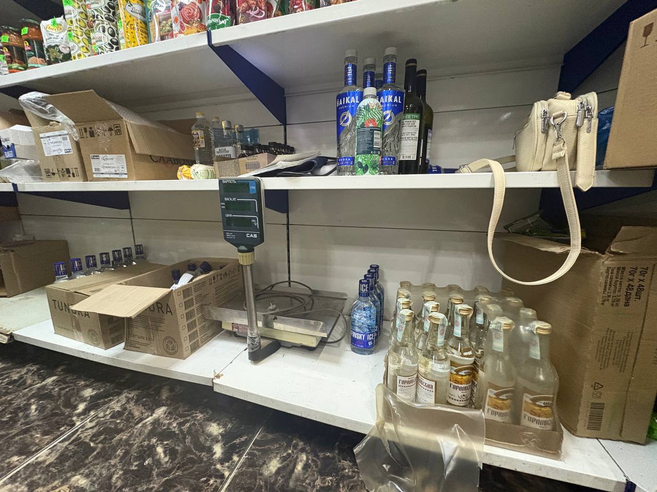  Полицейские пресекли факт незаконной реализации алкогольной продукции Сотрудники отделения по исполнению административного законодательства совместно с представителями отдела участковых уполномоченных, а также с коллегами из отдела экономической безопасности и противодействия коррупции УМВД России «Донецкое» в одном из торговых объектов столицы Республики установили факт реализации и хранения алкогольной продукции без лицензии на розничную продажу и без сопроводительных документов. Во время осмотра торгового помещения стражи правопорядка изъяли из незаконного оборота 121 литр алкогольной и спиртосодержащей продукции. Изъятое передано для проведения физико-химической и товароведческой экспертизы, по результатам которых будет решаться вопрос о привлечении владельца к уголовной ответственности. Действия фигуранта подпадают под признаки состава преступления, предусмотренного ч. 1 ст. 171.3 УК РФ незаконные производство и или оборот этилового спирта, алкогольной и спиртосодержащей продукции, табачной продукции, никотинсодержащей продукции и сырья для их производства . Санкция статьи предусматривает максимальное наказание в виде лишения свободы на срок до 3 лет.