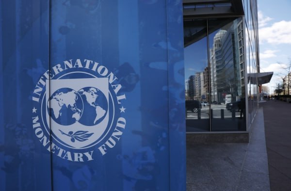 МВФ одобрил очередной кредит для Украины на 500 млн долларов Средства поступят по расширенной программе и будут направлены на поддержку госбюджета. Соответствующее решение принял совет директоров Международного валютного фонда. В заявлении организации говорится, что общая сумма поддержки Киева по линии МВФ превысила 10,5 млрд долларов. Украинский премьер-министр Денис Шмыгаль ранее сообщил, что республика получила от Канады ещё 1,7 млрд долларов из доходов от замороженных российских активов. Подпишись на «Говорит Москва»