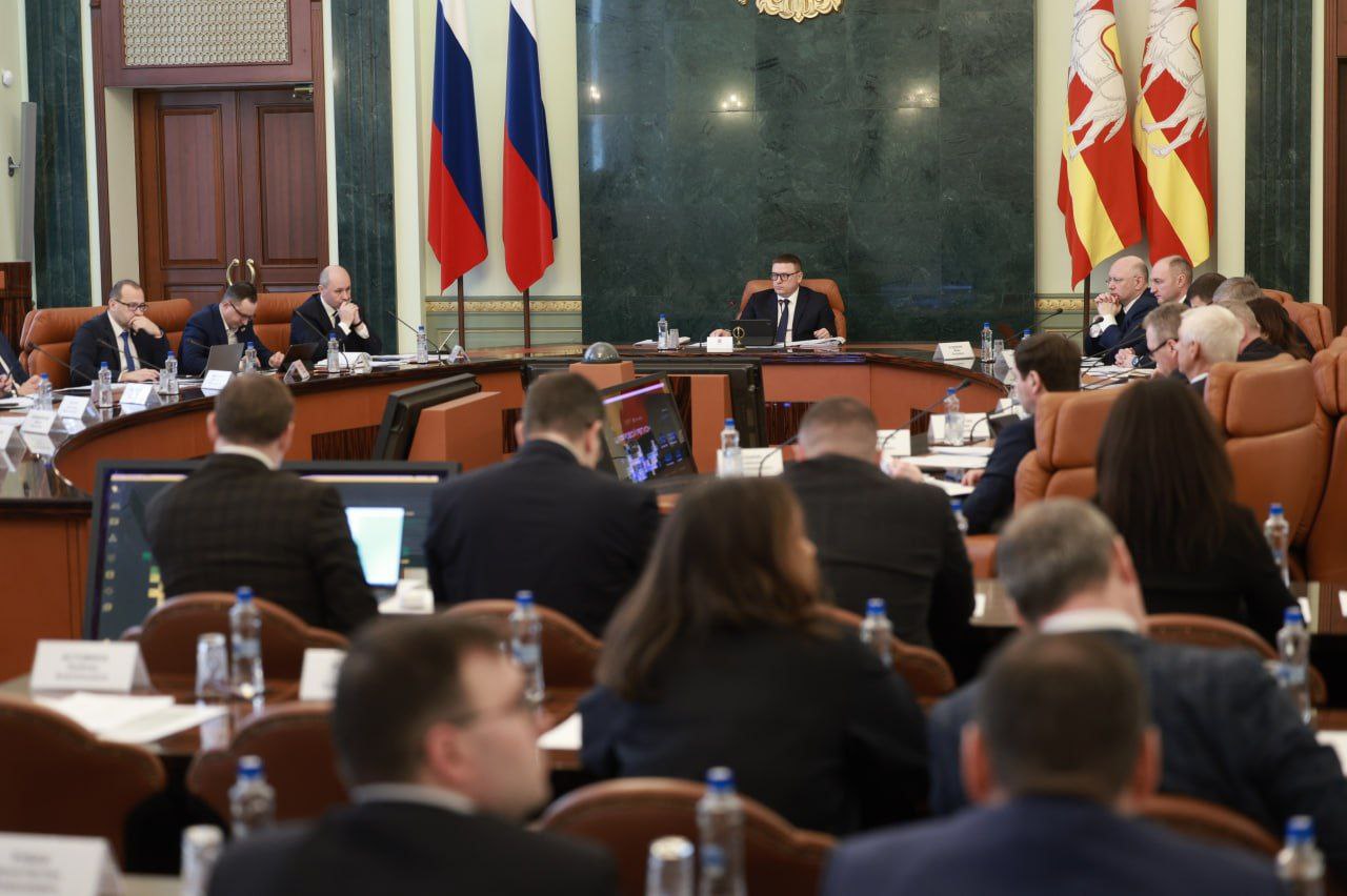 В Челябинской области прошло заседание Совета по искусственному интеллекту Под председательством губернатора Алексея Текслера состоялось заседание регионального Совета по искусственному интеллекту Участники обсудили переход от пилотных проектов к системному внедрению ИИ в экономику социальную сферу и госуправление Южный Урал одним из первых в стране утвердил собственную стратегию развития ИИ Уже сегодня реализуются передовые проекты среди них система Умный трамвай в Челябинске для контроля состояния дорожного полотна и обеспечения безопасности нововведения в сфере обращения с твердыми коммунальными отходами промышленные решения на ЧКПЗ и ММК Для ускорения работы по внедрению новых технологий в Челябинской области будут формировать рейтинг цифровой зрелости органов исполнительной власти и муниципалитетов Подпишись на УрФО ИНФО