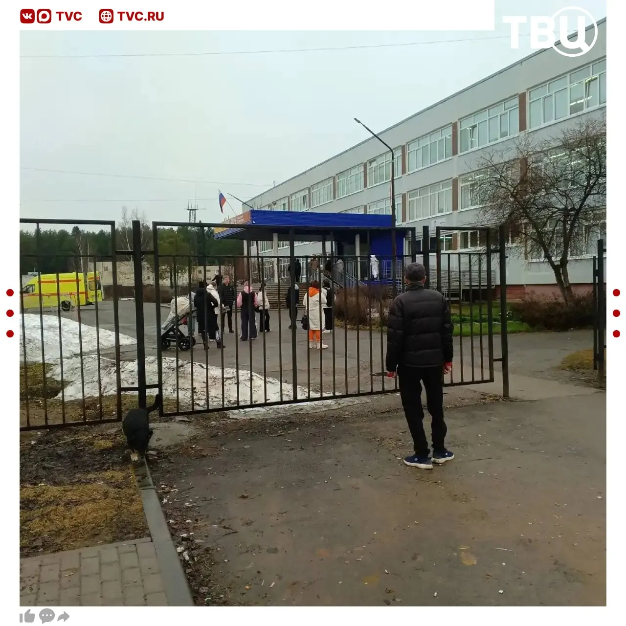 Подросток напал с ножом на учителя в Перми Как сообщил губернатор региона школьник набросился на педагога у входа в здание В результате учительница получила ранение Её состояние оценивается как крайне тяжелое Нападавшего уже задержали на месте работают правоохранители Не грузятся фото и видео Читайте ТВЦ в MAX