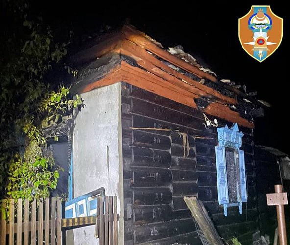 В селе Ранжурово в Кабанском районе на пепелище обнаружили труп 71 летний мужчина погиб под обрушившимся потолком в пристрое частного дома Его тело нашли во время тушения пожарные