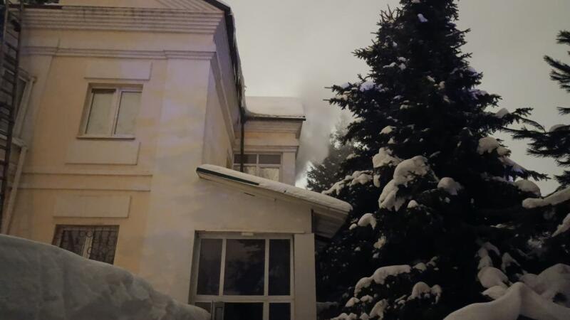 Четыре человека погибли при пожаре в хостеле в подмосковной Балашихе Об этом сообщает ТАСС со ссылкой на оперативные службы Ещё шесть человек пострадали В Балашихе в квартале Зворыкино произошёл пожар в хостеле Во время тушения пожара обнаружены тела четырех человек Ещё 6 человек пострадали сказал собеседник агентства По данным прокуратуры Московской области в результате пожара в одной из комнат обнаружены тела двух женщин и двух мужчин Вызов на пульт спасателей пришёл в 4 40 утра в 5 37 пожар был локализован в 5 50 ликвидировано открытое горение в 7 00 пожар был потушен Огонь тушили 80 человек и 27 единиц техники сообщили в МЧС