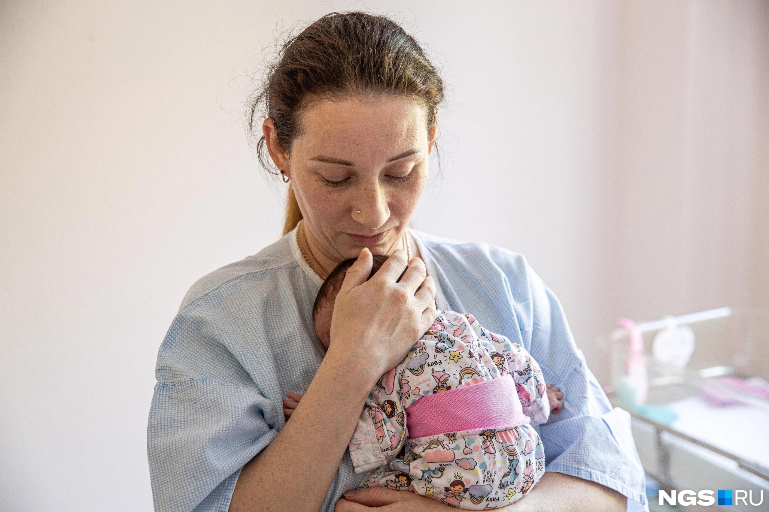 В настоящий блокбастер попали сотрудники скорой медицинской помощи во Владивостоке на новогодних каникулах У женщины начались роды и им пришлось принимать их на ходу сообщили в пресс службе Минздрава Приморья Необычная ситуация произошла днем 11 января 31 летняя Валентина начала рожать и на вызов приехала бригада подстанции Океанская врач Александр Мещеряков фельдшер Кристина Петухова и водитель Игорь Одинец В квартире женщину осмотрели и провели нужные процедуры после чего с помощью супруга она спустилась к скорой В пути дорогу осложнил выпавший снегопад а также резко изменилось состояние женщины малыш решил родиться пораньше схватки усилились и медикам пришлось остановиться Прямо в машине фельдшер и врач приняли роды это оказалась девочка Ей очистили дыхательные пути наложили зажимы и отрезали пуповину К прибытию в родильный дом 3 ее состояние стабилизировалось На месте состояние новорожденной оценили как удовлетворительное Ее вес составил 2 8 килограмма и до сих пор она вместе с мамой находятся под присмотром врачей но уже готовятся к выписке Подписаться в Telegram    Подписаться в MAX