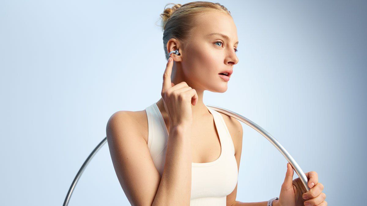 Рынок наушников для повседневного использования предлагает два классических варианта либо полная изоляция от мира с активным шумоподавлением либо полный отказ от нее в пользу безопасности на улице Но есть третий вариант наушники которые физически не закрывают ухо но при этом выдают мощный детальный звук не боятся воды и практически невесомы Huawei представила второе поколение наушников такого открытого типа FreeClip 2 Кому и в каких сценариях использования он может подойти и какие компромиссы за этим стоят в материале Ведомости Инновации и технологии Пресс служба Huawei