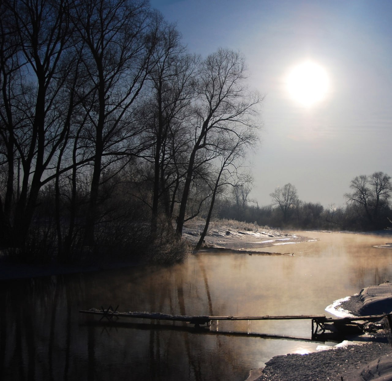 Не одним Лебединым един Советский район известен не только единственным в России местом где на зимовку остаются дикие лебеди крикуны В 2003 году после землетрясения дамба подпирающая озеро возле села Кокши разрушилась Вода ушла озеро стало зарастать кустарником и превращаться в болото Но 2006 году дамба была восстановлена и теперь водоем носит название озеро Большое Лазурное Оно стало популярным место для рыбалки У местных жителей даже есть идея проводить на нем соревнования по зимней рыбалке Закир Умаров Место на карте Подписывайтесь на Через край