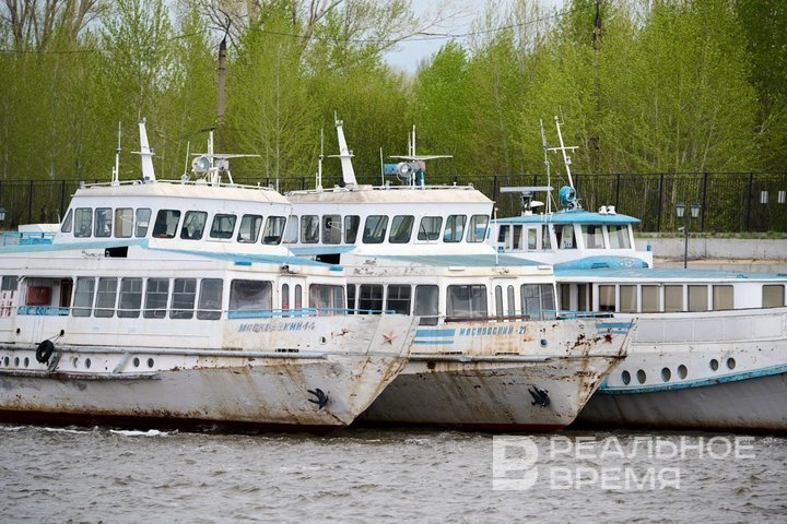 Можем восстановить все Флот РТ потратит 25 млн на теплоход который СК признал неработоспособным Теплоход которому в этом году исполнится 39 лет стоял без действия 10 15 лет Флот Республики Татарстан приступит к капитальному ремонту судов приобретенных в рамках скандальной закупки 2024 года Тогда сделка по покупке изношенных плавсредств нанесла бюджету ущерб в сумме свыше 96 млн рублей В январе 2026 года был объявлен тендер на дефектацию и модернизацию теплохода Московский 21 На эти цели планируют направить 25 8 млн рублей На сегодняшний день мы видим потенциал роста перевозок но честно говоря ситуация критическая судов катастрофически не хватает А новые как вы знаете стоят от полумиллиарда рублей и выше цены очень серьезные После взвешивания всех факторов мы приняли решение инвестировать в модернизацию существующего флота Уже приобрели для судов новые двигатели энергетические и дизель генераторные установки Объем работ предстоит большой планируем полностью заменить мебель сейчас ее практически нет суда стоят без салонов Уже проведены работы по корпусу и винторулевому комплексу есть вопросы по электрической части которые тоже предстоит решить будем обновлять радионавигационное оборудование все системы и устройства сообщил гендиректор АО Флот РТ Роман Лизалин Подпишитесь на Реальное время в МАХ Telegram Дзен