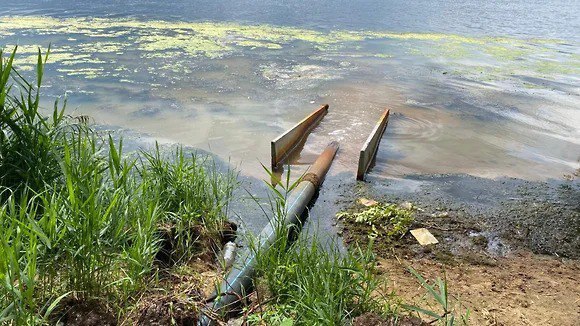 Росприроднадзор обнаружил сброс стоков в Воронежское водохранилище Центрально-Черноземное межрегиональное управление Росприроднадзора обнаружило сброс сточных вод в Воронежское водохранилище со строительной площадки на улице Остужева, 2Д рядом с Северным мостом и парком «Дельфин». Об этом сообщили в ведомстве. Фото: Центрально-Черноземное управление Росприроднадзора Подписывайтесь на «Ъ-Черноземье»