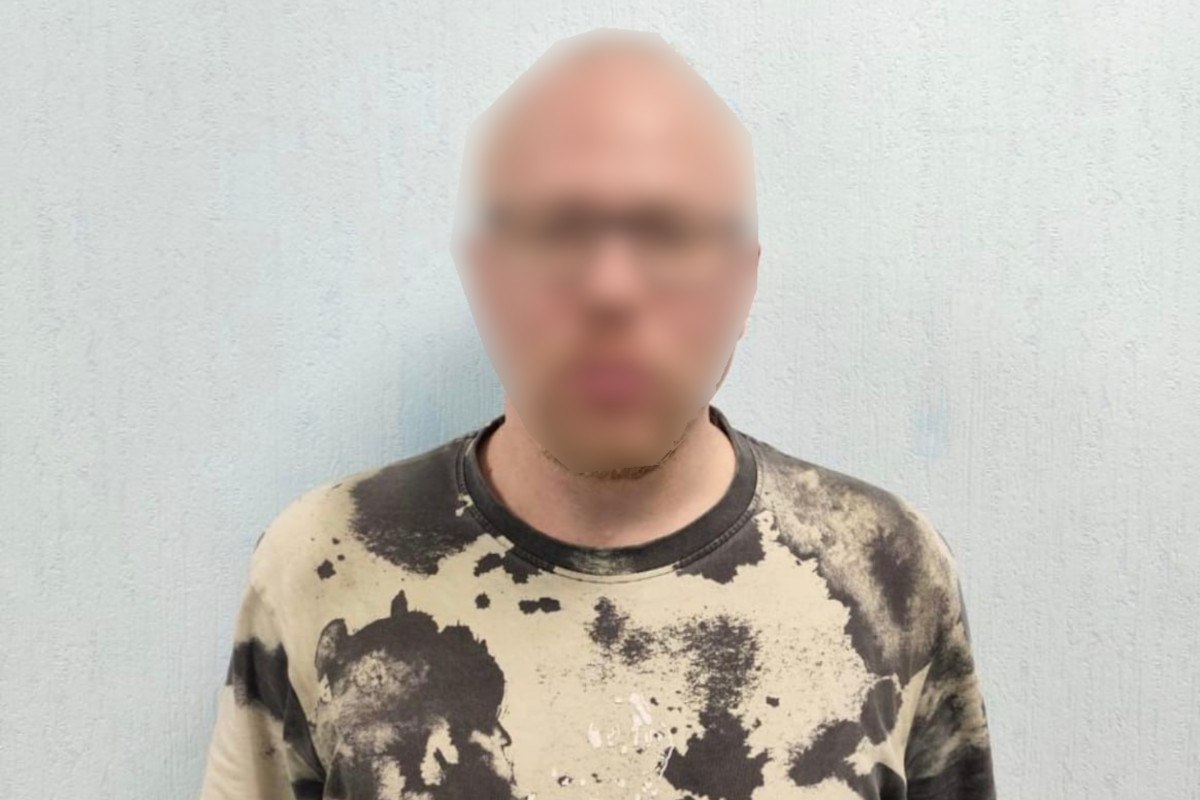 В Твери полиция задержала жителя Люберец, пристававшего к девочке Сотрудники угрозыска УМВД по Тверской области задержали 38-летнего IT-специалиста из подмосковных Люберец. Его подозревают в преступлении против половой неприкосновенности несовершеннолетней. Информацию сообщают в пресс-службе УМВД по Тверской области. Предварительно установили, что днём 24 мая этого года в Твери, на Петербургском шоссе мужчина остановил 10-летнюю девочку, ехавшую в школу на велосипеде. Предлогом стало то, что у транспорта якобы спускает колесо. Когда девочка спешилась, мужчина совершил в отношении неё действия сексуального характера, а потом убежал. Потерпевшая рассказала о произошедшем учителю и родителям. Те написали заявление в полицию. Во время оперативно-розыскных мероприятий личность подозреваемого установили. Злоумышленник задержали и передали в следственные органы. Возбуждено уголовное дело по части 4 статьи 132 УК РФ «Насильственные действия сексуального характера». Полицейские проверяют – причастен ли гражданин к другим аналогичным преступлениям. В том числе, в других регионах. Пилот Подписаться #изнасилование #педофил