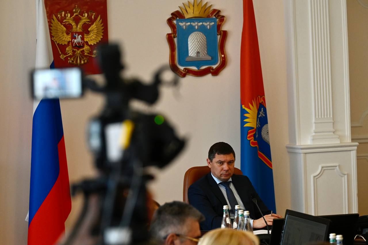 Сегодня на оперативном совещании обсудили самую "горячую" тему - водоснабжение. На прошлой неделе было очень много жалоб жителей не только из Тамбова, где произошло несколько коммунальных аварий, но и из других муниципалитетов. Сейчас у нас 1700 скважин и 6 750 км водопроводных сетей. Износ объектов водозабора составляет 74,9 %, сетей водоснабжения - 72,3 %. Главные вопросы - это дефицит воды в летний период из-за её расходования жителями на полив; качество питьевой воды; высокая аварийность по причине износа инфраструктуры. Ситуация непростая, складывалась она долго. Поэтому решать её будем комплексно. Как и говорил ранее, необходимо менять от 3 до 5% инженерных сетей ежегодно. В 2025-2026 годах в рамках федерального проекта "Модернизация коммунальной инфраструктуры" построим и реконструируем 38,6 км сетей водоснабжения. Также будем активно привлекать дополнительные инвестиции. Поставил главам муниципалитетов задачу актуализировать все схемы водоснабжения. Это основа для понимания сложных моментов на всех территориях и их поэтапного устранения. Дополнительно усилим контроль за ресурсоснабжающими организациям. К сожалению, пока они не всегда добросовестно выполняют свои обязательства. По моему поручению и.о.министра ТЭК и ЖКХ Константин Шульгин совместно с руководителем областного центра Максимом Косенковым проверят всю документацию в отношении работы "РКС-Тамбов".