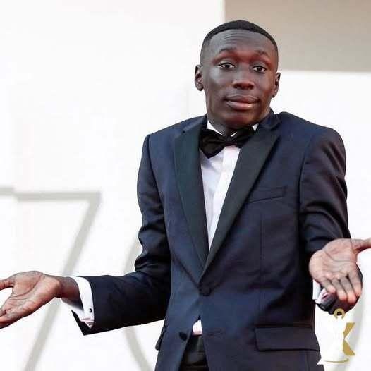 Самый популярный тиктокер в мире Хаби Лейм монетизировал свою мимику на космическом уровне парень заключил сделку на 975 млн около 73 млрд рублей фактически передав права на свой образ и создание ИИ аватара сроком на три года Покупатель получил право генерировать бесконечное количество контента и проводить круглосуточные коммерческие стримы адаптированные под разные часовые пояса без личного участия Хаби Ну и дела Теперь Лейм самый высокооплачиваемый блогер в мире