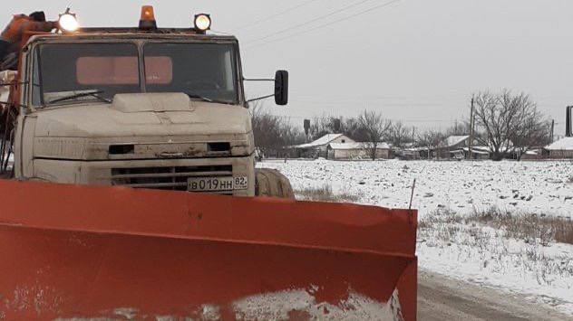 В Симферополе из-за непогоды на дежурство вышли дорожные машины  Спецтехника будет задействована при снегопадах, а на остановках установлено 250 боксов с реагентом для обработки пешеходных дорожек.   В администрации города сообщили о готовности к ухудшению погодных условий и снижению температуры.   Крым Оперативный