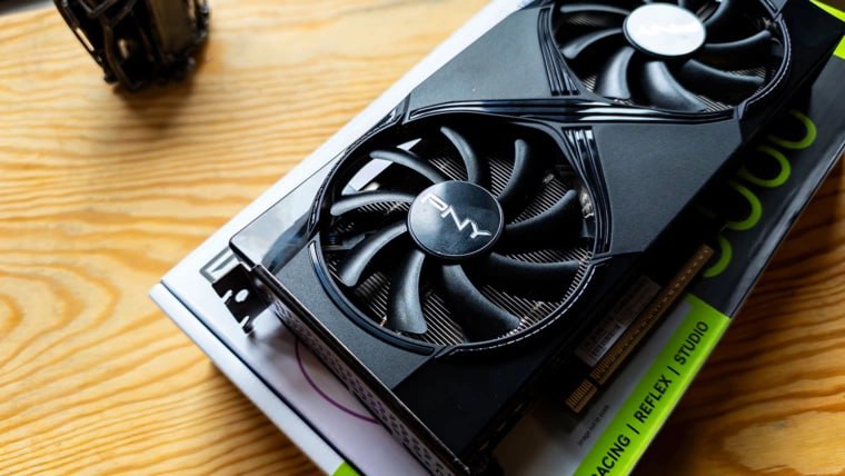 В Японии начался дефицит RTX 5060 Ti 16 ГБ и более мощных видеокарт NVIDIA Blackwell Tom s Hardware со ссылкой на ITmedia сообщает что японский рынок столкнулся с серьёзным дефицитом видеокарт серии GeForce RTX 50 Ритейлеры в Акихабаре говорят что ситуация ухудшается буквально каждую неделю и по словам продавцов картина сейчас такая проблемы с поставками затронули всю линейку RTX 50 особенно быстро исчезают RTX 5060 Ti 16 ГБ и модели выше любые поступления раскупаются практически мгновенно поставщики не называют сроки новых партий Radeon пока есть в наличии но ритейлеры считают что это временно магазины вводят ограничения одна видеокарта в одни руки среди продавцов ходят слухи что NVIDIA временно приостановила поставки некоторые витрины в Акихабаре уже пустуют показывать просто нечего Ситуация напоминает ранние волны дефицита времён майнинговых бумов но теперь причиной называют проблемы на уровне цепочек поставок и возможные внутренние решения NVIDIA Как думаетн это краткосрочный сбой или нас ждёт новый виток глобального дефицита GPU Заказать сборку ПК в InterPC Наши каналы Nvidiа