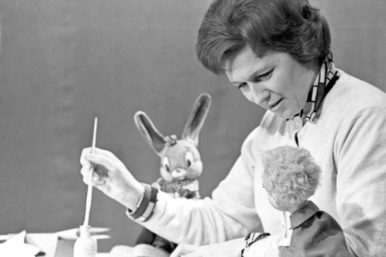 1 сентября 1964 года вышел первый выпуск передачи Спокойной ночи малыши На фото одна из первых ведущих программы диктор Валентина Леонтьева 1966 год