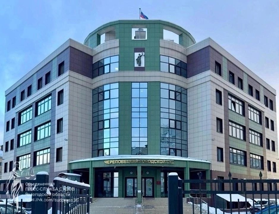Условный срок за обман на 1,5 миллиона  Череповецкий городской суд рассмотрел уголовное дело в отношении 45-летнего Алексея Ударатина, занимавшего должность заместителя ректора ЧГУ, а также в отношении 38-летней Анастасии Григоренко, руководителя ООО «ПК «Спецформа».  В ходе рассмотрения дела установлено, что  подсудимые с целью получения бюджетных средств, выделенных в рамках реализации мероприятий национального проекта «Малое и среднее предпринимательство», заключили договоры на разработку и создание опытного образца вязального станка для автоматизированной вязки перчаток.   Однако вместо выполнения работ они приобрели серийный китайский станок, выдав его за созданный «опытный образец», а для придания видимости законности предоставили фиктивные документы.   Выделенными бюджетными средствами в размере 1,5 млн руб. подсудимые распорядились по своему усмотрению. В судебном заседании подсудимые вину не признали. Ущерб возмещен в полном объеме.  Череповецкий городской суд признал подсудимых виновными и назначил наказание в виде 4 лет лишения свободы условно с испытательным сроком 3 года 6 месяцев каждому.  Источник: Пресс-служба судов Вологодской области