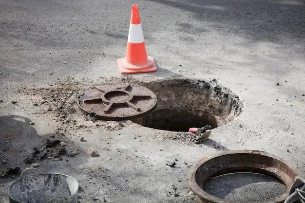 ⏺Во Владивостоке в районе Тихой девочка упала в открытый одну и получила разрыв почки. Несчастье произошло в тёмное время суток, когда 15-летняя школьница вместе с подругой возвращалась домой. Девушки заболтались, и не заметили опасный люк. Пострадавшую экстренно доставили в хирургическое отделение Краевой детской клинической больницы №1 с диагнозом: тупая травма живота. При обследовании у неё выявили разрыв правой почки и массивное внутреннее кровотечение. «У пациентки произошло полное размозжение почки с её разрывом на две половины, в месте впадения почечных сосудов и мочеточника. Это сопровождалось интенсивным кровотечением. К сожалению, сохранить орган не представлялось возможным», – сообщил заместитель главного врача по хирургии детской больницы, главный внештатный детский хирург Приморья Андрей Мельников. Решение об экстренной операции принималось коллегиально. В операционную бригаду вошли заведующий детским уроандрологическим отделением Акоп Акопян, детский хирург и лечащий врач Ольга Червяткина, анестезиолог-реаниматолог Артур Кудинов и операционная медсестра Наталья Слесарчук. Операцию координировал Андрей Мельников. После хирургического вмешательства девочка несколько дней провела в реанимации. Ей потребовалось донорское переливание крови — поиском подходящего донора занялись специалисты Краевой станции переливания крови. Сейчас состояние пациентки стабильно, она идёт на поправку. Врачи отмечают, что разрыв почки — редкая травма: за последние три года в детскую больницу №1 с ушибами почек поступили 28 детей, с разрывами — 6. По факту травмирования девочки прокуратура начала проверку.
