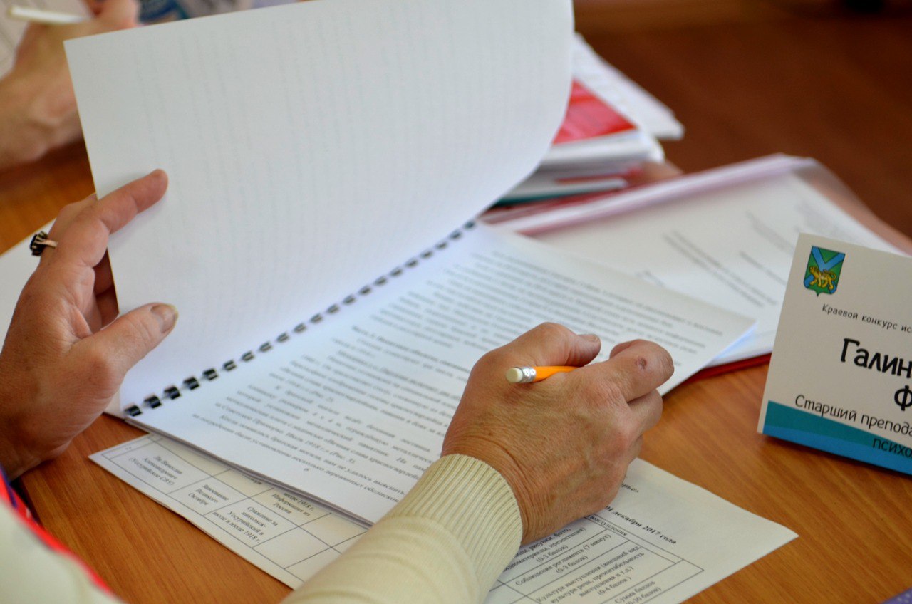 Учителей к детям а не к отчетам Вице премьер Башкирии Урал Кинсельбаев предложил сократить бюрократическую нагрузку на школьных педагогов чтобы они больше времени уделяли работе с детьми а не бесконечным бумагам Идею он озвучил на заседании комиссии по делам несовершеннолетних после недавних нападений подростков в Уфе Речь идет прежде всего о снижении нагрузки на замов по воспитательной работе тех самых кто сегодня часто тонет в отчетах вместо живого общения с учениками Важно и то что помощь нужна не только детям По словам главврача психотерапевтического центра Башкирии Натальи Тулбаевой специалисты готовы подключаться и работать с педагогическими коллективами Только вот вопрос как освободить учителей от отчетов в системе которая сама держится на отчетах Mkset Читайте нас в MAX