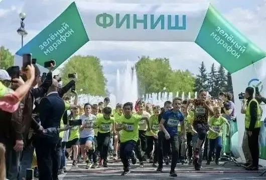 Калужан приглашают принять участие в Зеленом марафоне 30 мая на набережной Яченского водохранилища состоится Зеленый Марафон В программе предусмотрены забеги на разные дистанции чтобы каждый нашёл для себя подходящий формат 420 метров детский забег для самых юных участников 4 2 км массовый забег для любителей активного образа жизни Северная ходьба дисциплина для тех кто предпочитает энергичную прогулку Участие бесплатное Онлайн регистрация открыта на сайте мероприятия Для участия в забегах при получении стартового номера потребуется медицинская справка о допуске к соревнованиям Планируемое количество участников мероприятия полторы тысячи человек Кроме того гостей ждет насыщенная программа концерты экологические и благотворительные акции а также спортивно развлекательные активности А самые активные болельщики получат призы Зеленый Марафон проводится с 2012 года в более чем 60 городах России Ежегодно он собирает свыше 100 тысяч участников Подписывайтесь на наш канал в Максе