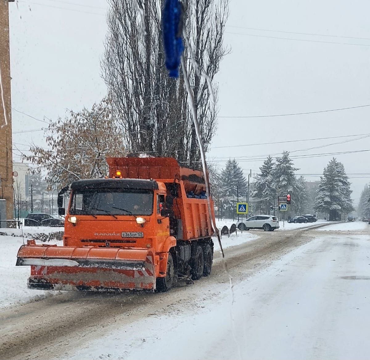 Сегодня, 2 декабря, Арсеньев оказался во власти снежной стихии.  В городе с утра продолжается снегопад.  В связи с интенсивными осадками в виде мокрого снега ведутся работы по обработке пескосоляной смесью проезжей части дорог, тротуаров и по очистке с помощью тракторной техники.    На городских дорогах работает 10 единиц техники.  Вручную очищаются остановки общественного транспорта и пешеходные переходы.  Как сообщили в "Спецслужбе г. Арсеньева" работы в городе по очитстке от снега продолжаются.