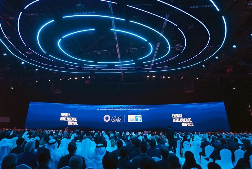 Опыт Азербайджана в энергетической трансформации представлен на ADIPEC Как сообщил министр экономики Азербайджана Микаил Джаббаров на своей странице в X Азербайджан поделился собственным опытом в области энергетической трансформации и перехода к устойчивой экономической деятельности на выставке и конференции ADIPEC Abu Dhabi International Petroleum Exhibition Conference проходящей в Объединенных Арабских Эмиратах ОАЭ В ходе рабочего визита в Объединенные Арабские Эмираты мы приняли участие в церемонии открытия выставки и конференции ADIPEC На этом мероприятии где представлены современные технологии и инновационные решения нефтегазовой отрасли мы ознакомились с последними тенденциями в энергетике стратегиями цифровизации и в области возобновляемых источников энергии отметил министр