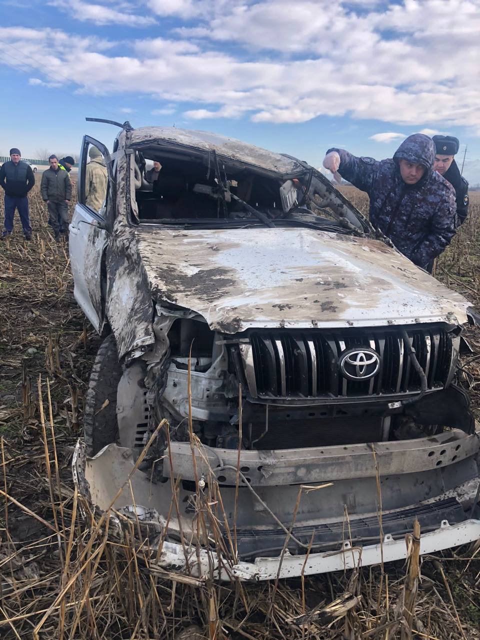 ⏺В ходе ДТП во Владикавказе пострадали двое несовершеннолетних  На автодороге «Владикавказ-Ардон» произошло дорожно-транспортное происшествие, в ходе которого пострадали женщина и два ребенка,сообщает МВД по Северной Осетии.  «Водитель машины "Тойота Ленд Крузер" - женщина 42 лет, направляясь с Ардона в сторону Владикавказа, не справилась с управлением,вылетела с трассы и совершила опрокидывание» - говорится в сообщении.   Отмечается,что в результате ДТП женщина и двое ее пассажира семи и пяти лет с травмами доставлены в медицинское учреждение.  Обстоятельства ДТП устанавливаются.  Подписывайтесь на «КрыльяTV»