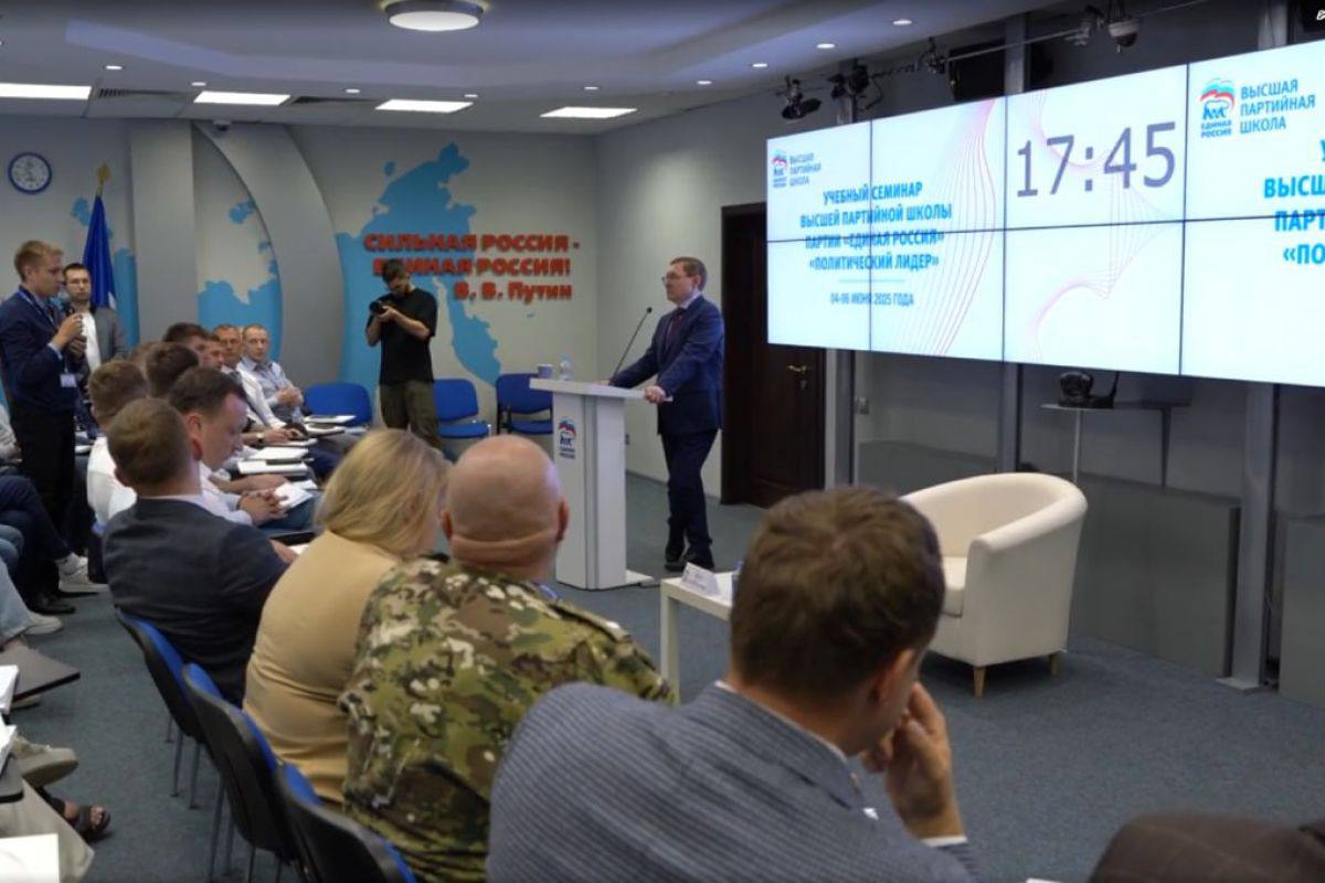 «Единая Россия» запустила очное обучение в рамках проекта «ПолитСтарт» В Москве стартовал трёхдневный образовательный модуль для 100 победителей предварительного голосования, в числе которых — участники СВО. Обучение проходят и делегаты из Владимирской области — Петр Белков и Дмитрий Садовиков. Участников приветствовал секретарь Генсовета партии Владимир Якушев. Он отметил, что те, кто попал на обучение — это сильнейшие кандидаты предварительного голосования. Слушатели изучают особенности депутатской работы, стратегии выборных кампаний и практические навыки. Образовательный курс включает лекции, тренинги и выступления экспертов. Образование, поддержка и практика — основа подготовки новых политических лидеров!