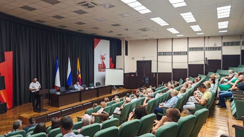 В Крыму более 25% средств размещений прошли процедуру самооценки для прохождения классификации  «Все владельцы средств размещения Крыма обязаны пройти самооценку до 1 сентября. Это первый этап классификации, при котором объект самостоятельно оценивает соответствие установленным критериям. Форму необходимо заполнить на специальной платформе Росаккредитации. После подтверждения сведений объект включается в федеральный реестр классифицированных средств размещения. Всего на данный момент прошли самооценку 25% средств размещений Республики Крым», - отметил министр курортов и туризма РК Сергей Ганзий.  Как отметил министр, муниципалитеты, где наиболее активно проходит самооценка - это Евпатория, Саки, Симферополь, Сакский, Симферопольский, Бахчисарайский и Ленинский районы.  Минтуризма РК туризма организовывает мероприятия для разъяснения процедуры прохождения самооценки. С начала года прошло более 20 консультационных совещаний, на этой неделе в Ялте совещание собрало более 70 представителей средств размещения. Следующие запланированы на 11 июля в Алуште, на 15 июля в пгт. Николаевка и на 17 июля в пгт. Черноморское.  Напомним, что с этого года самооценка обязательна для всех средств размещения, с 1 сентября работать без неё будет нельзя, работа такого отеля или глэмпинга будет приостановлена, а агрегаторы не смогут продавать услуги данного объекта. Кроме того, законом предусмотрены штрафы.  [Министерство туризма Крыма]  ___   Евпатория ЧП   Предложить пост