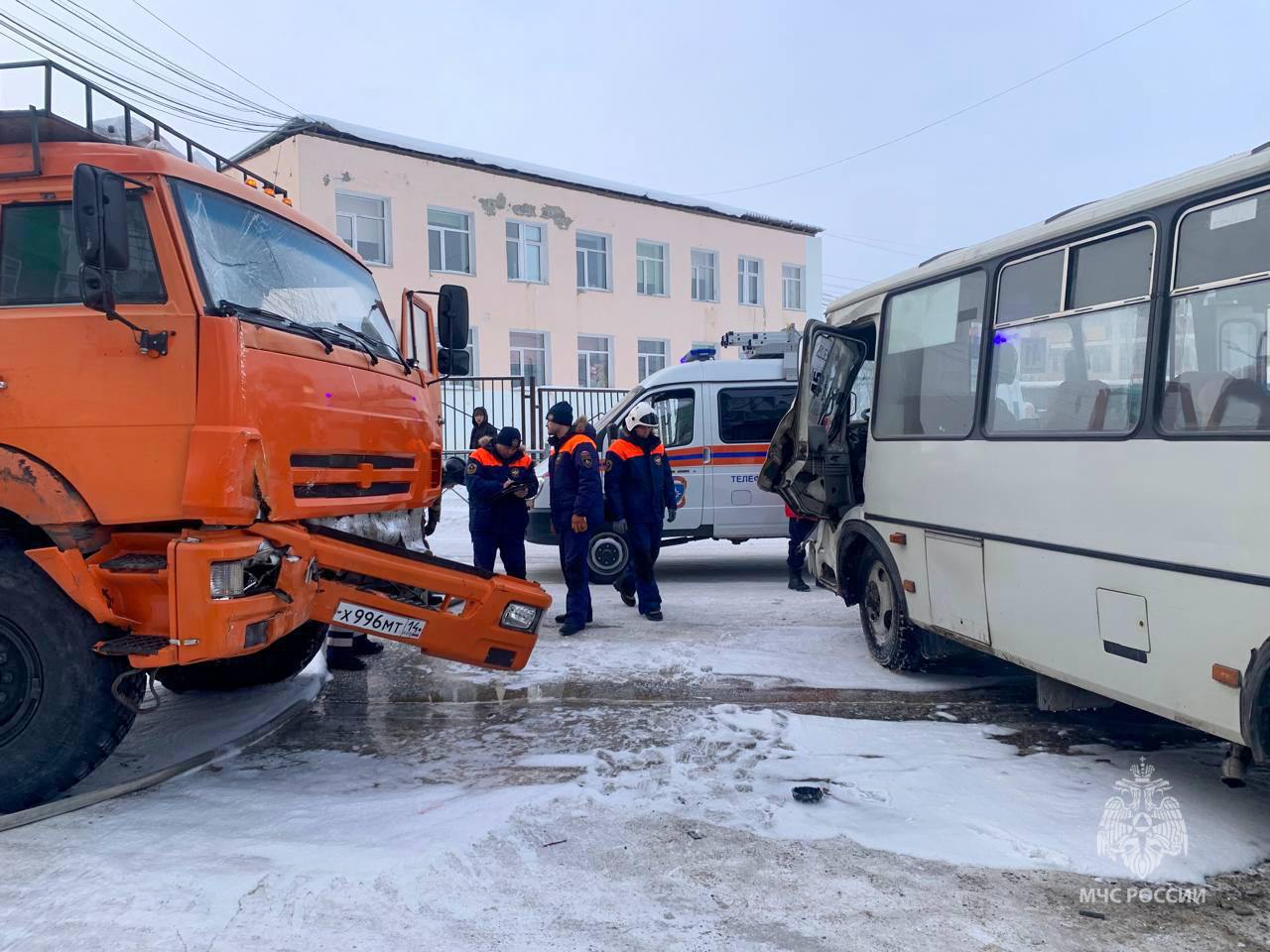 Водитель КамАЗа застрял в кабине в результате ДТП с автобусом  Появились подробности ДТП с КамАЗом и пассажирским автобусом в Якутске. Столкновение было настолько жестким, что водителя большегруза зажало в кабине.  «С помощью гидравлического инструмента деблокировали водителя КамАЗа. В превентивных целях пожарными был использован пеногенератор. На происшествие реагировали 16 специалистов ведомства и три единицы техники», - сообщили в ГУ МЧС РФ по РС  Я .   Напомним, авария произошла 18 марта на перекрестке улиц Билибина и Уустаах Избекова. Предварительно, водитель грузовика не уступил дорогу автобусу с пассажирами. По данным столичной Госавтоинспекции, пострадали 14 человек. Минздрав региона сообщил о том, что в больницы доставлены семеро взрослых и четверо детей.  Фото: ГУ МЧС РФ по РС  Я